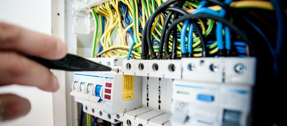 Controlul vanzarilor si al produselor din depozit: Implementarea sistemului Pluriva ERP si a rapoartelor in compania El&Cab Bizz